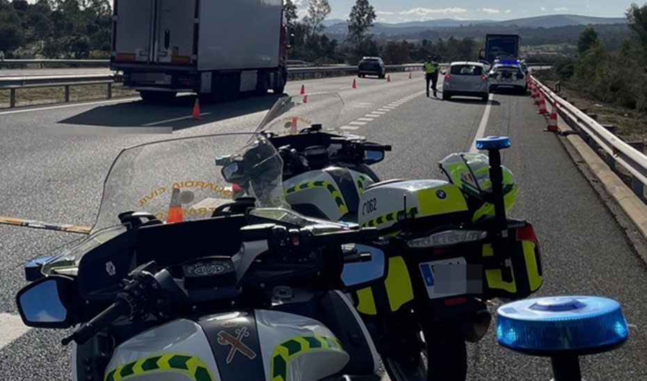 Un fallecido y una herida al chocar la moto en la que viajaban con una cabra