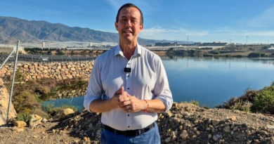 El candidato socialista al Senado destaca que una de las obras, dotada con 15,6 millones, beneficiará a 2.821 regantes y contribuirá a reducir la presión sobre el acuífero