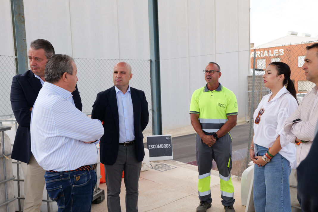 El Punto Limpio de Pulpí, equipado con básculas y contenedores específicos, atiende a vecinos y empresas de lunes a sábado