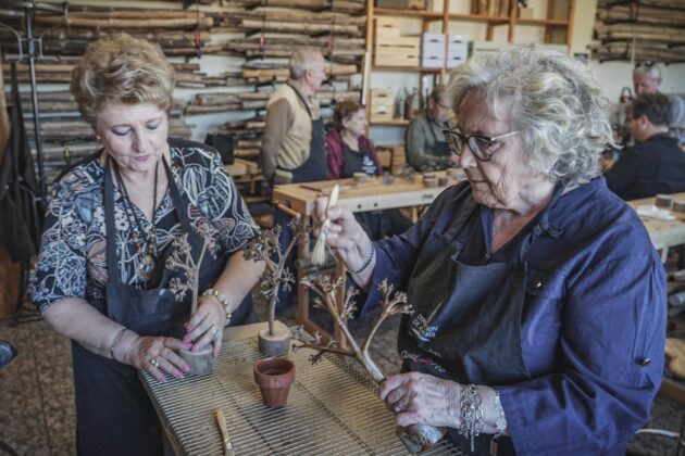 Los mayores de Sorbas, Almócita y Gádor aprenden a trabajar la pita y a reproducir candiles árabes