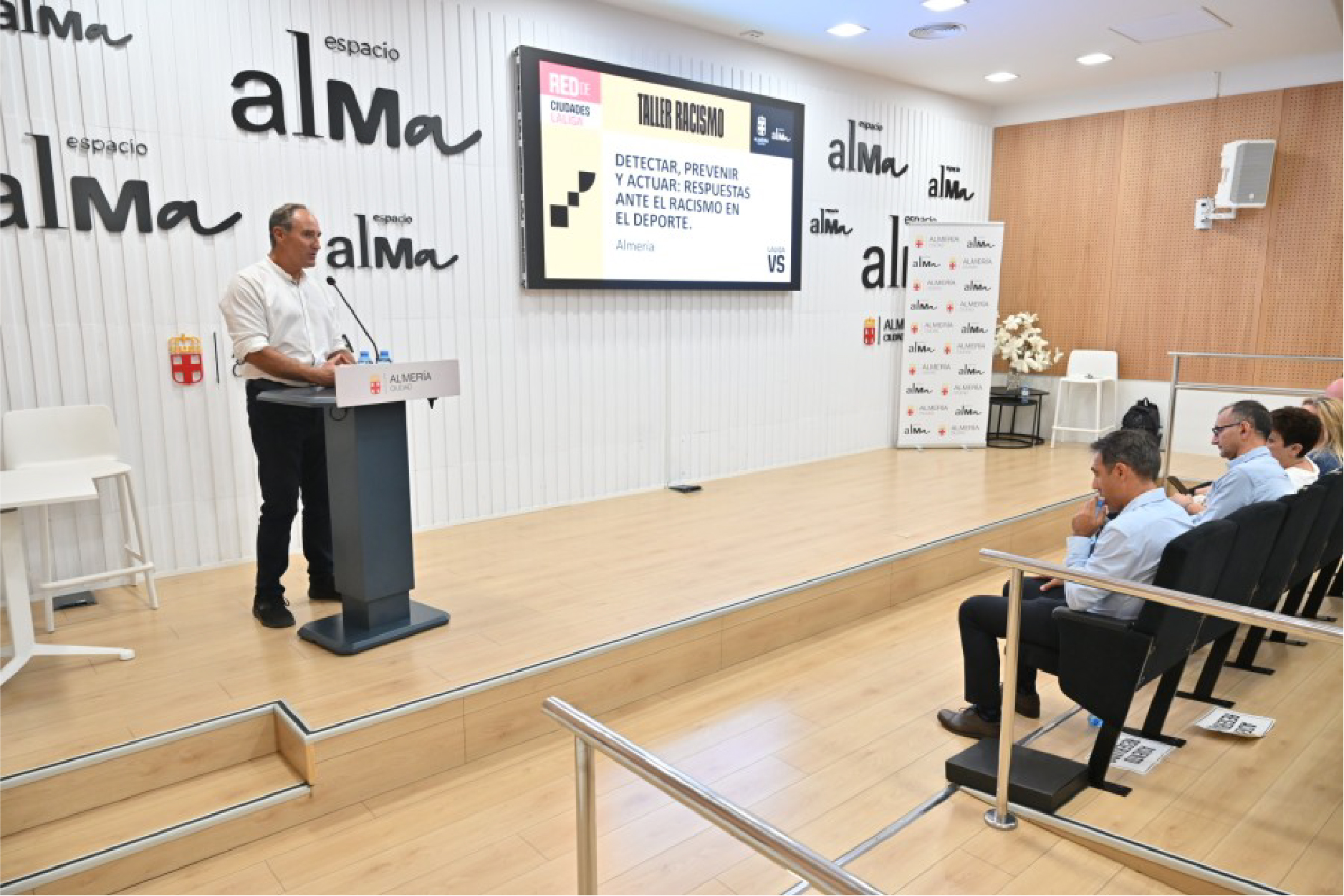 Almería refuerza la lucha contra el racismo en el deporte de la mano de LaLiga