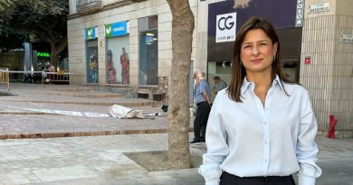 Fátima Herrera (PSOE) ha denunciado que la Policía Local de Almería ha tenido que precintar parte de una plaza después de que varias personas hayan sufrido caídas