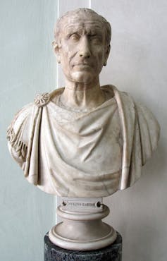 Busto de un hombre anciano, enjuto, con toga.