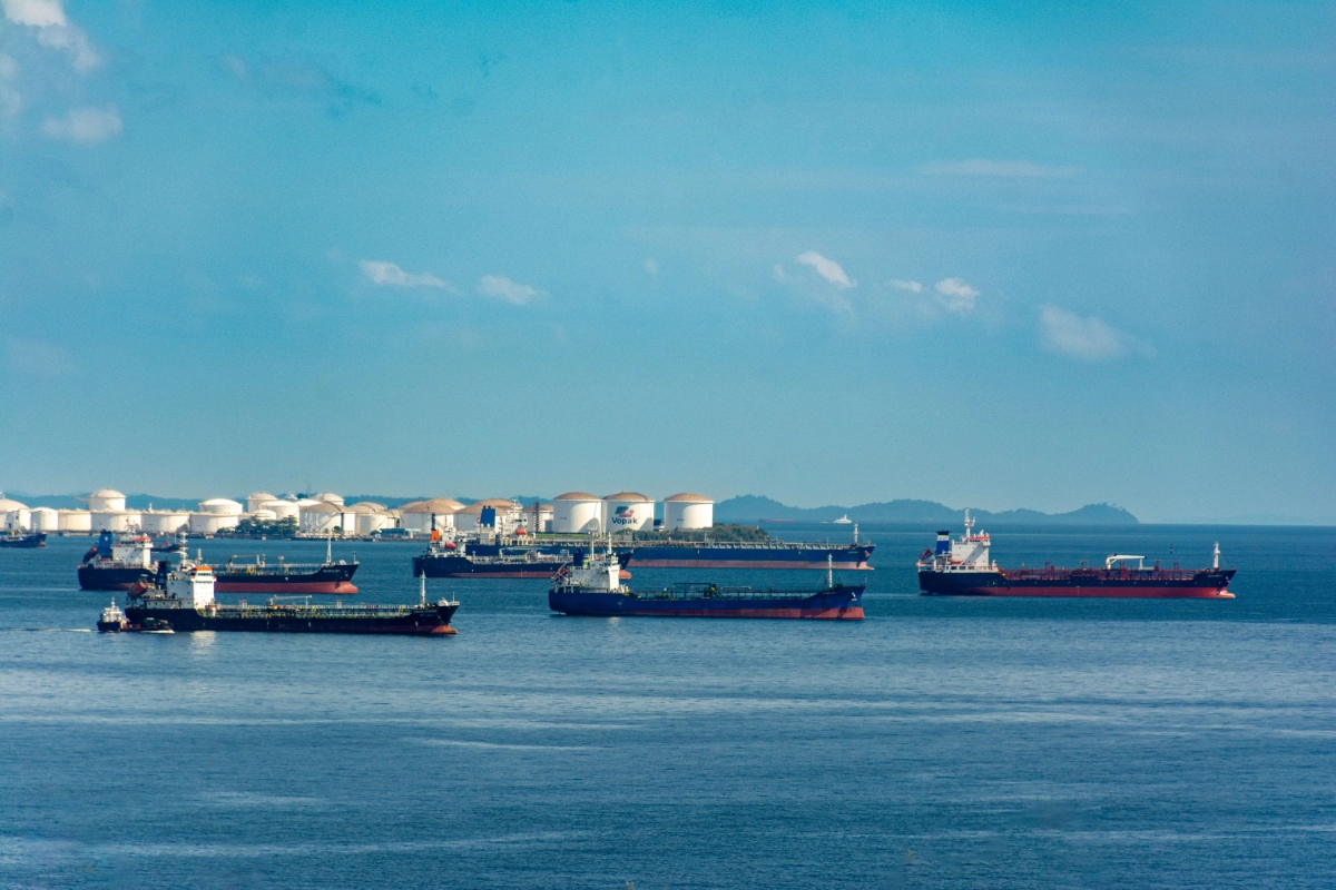 Cómo se fija el precio de llevar un barril de petróleo por mar