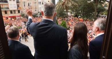 Los Reyes son recibidos por miles de ceutíes