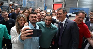 El presidente del Gobierno destaca el acuerdo alcanzado entre Ford y la china Geely en su visita a la planta de Almussafes (Valencia)