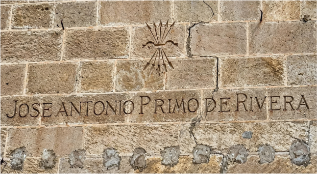 Grabado en homenaje a Primo de Rivera en la fachada de la Catedral de Almería / Archivo