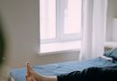 Cuando crees que no haces nada, tu cerebro está trabajando a tope: por qué el aburrimiento es más productivo de lo que piensas Barefoot relaxation on bed with dumbbells in cozy bedroom.