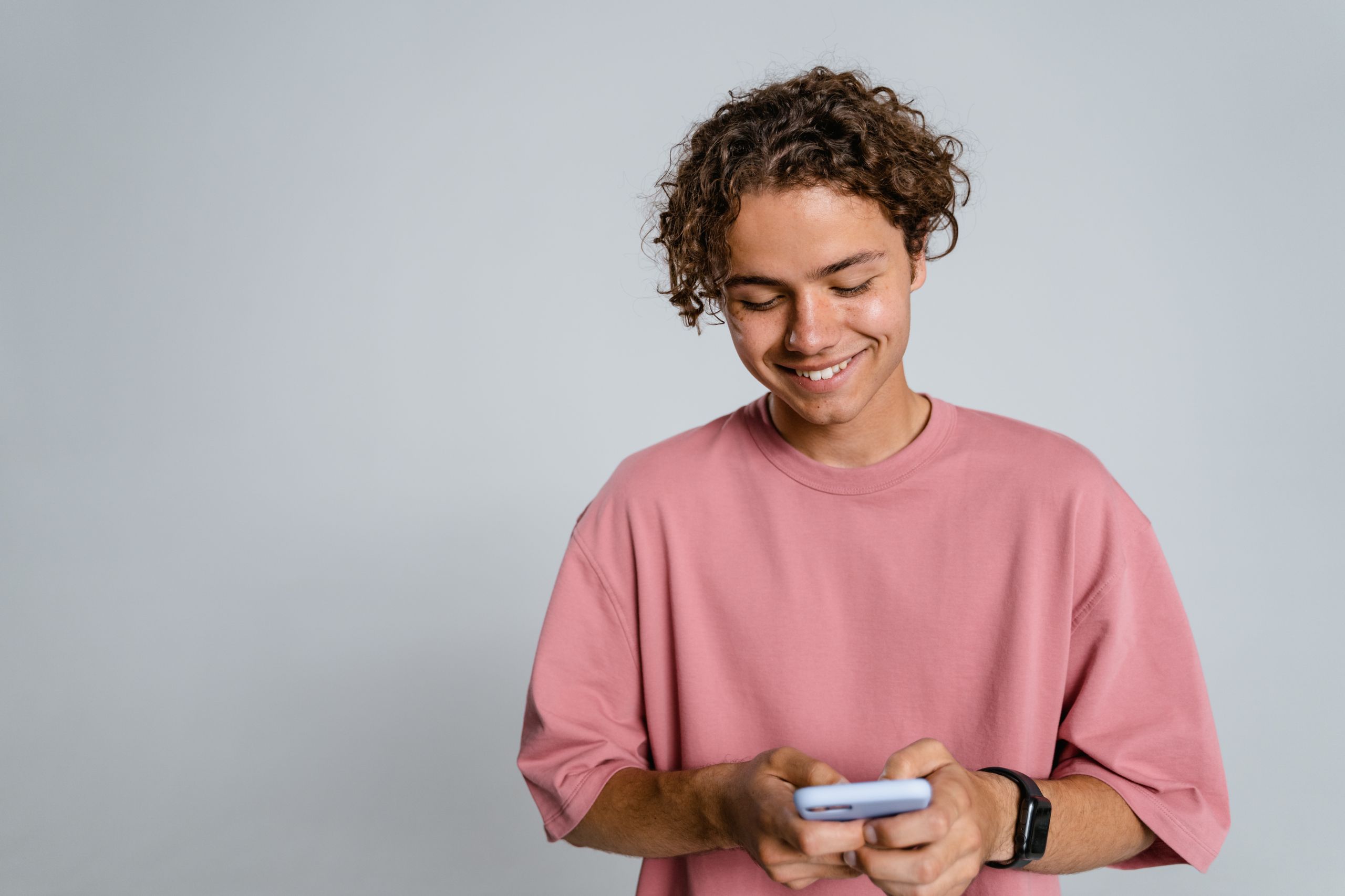 Los jóvenes españoles buscan cada vez más invertir por su cuenta (y pueden ser estafados)