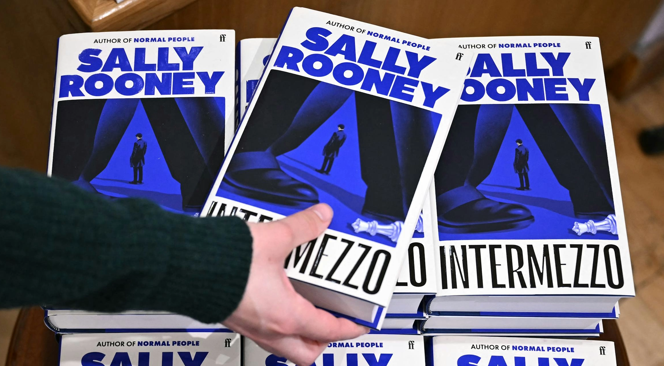 Los libros de Sally Rooney se retiran de la venta en el Reino Unido debido a su apoyo a Palestine Action
